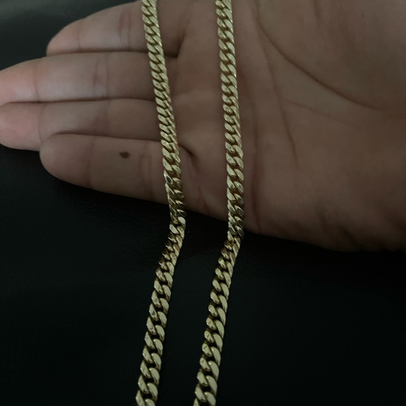 Gold Cuban link chain - Picture 3 of 5